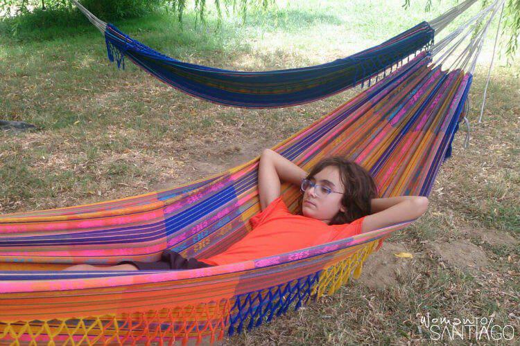 niño descansando en hamaca
