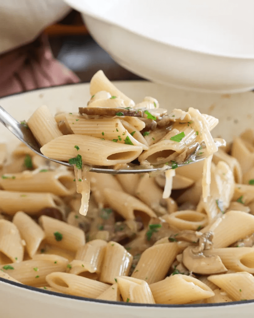 pasta cocida hongos sarten