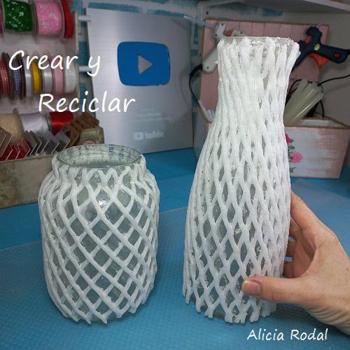 En este tutorial les quiero mostrar 2 ideas creativas para decorar frascos de vidrio con un material que puedes tener en casa. Ideas fáciles, perfectas para la decoración de tu hogar, para vender o como regalo para esa persona especial. Diy