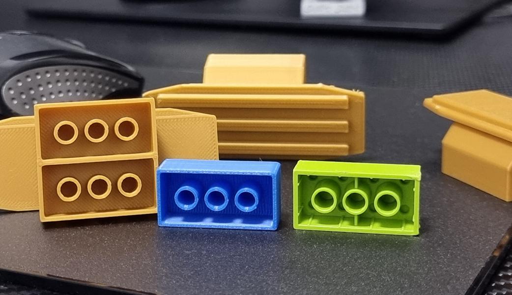 Solo la pieza de color verde es un lego original