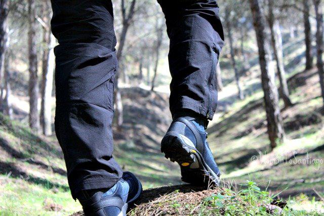 foto de botas en detalle en el Camino de Santiago