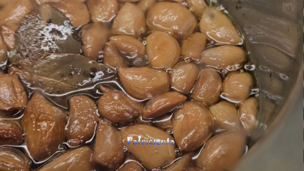 Ajos confitados en slowcooked