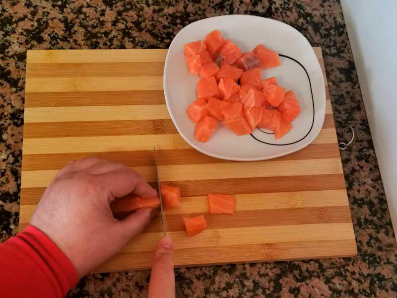 Corta el salmon en dados