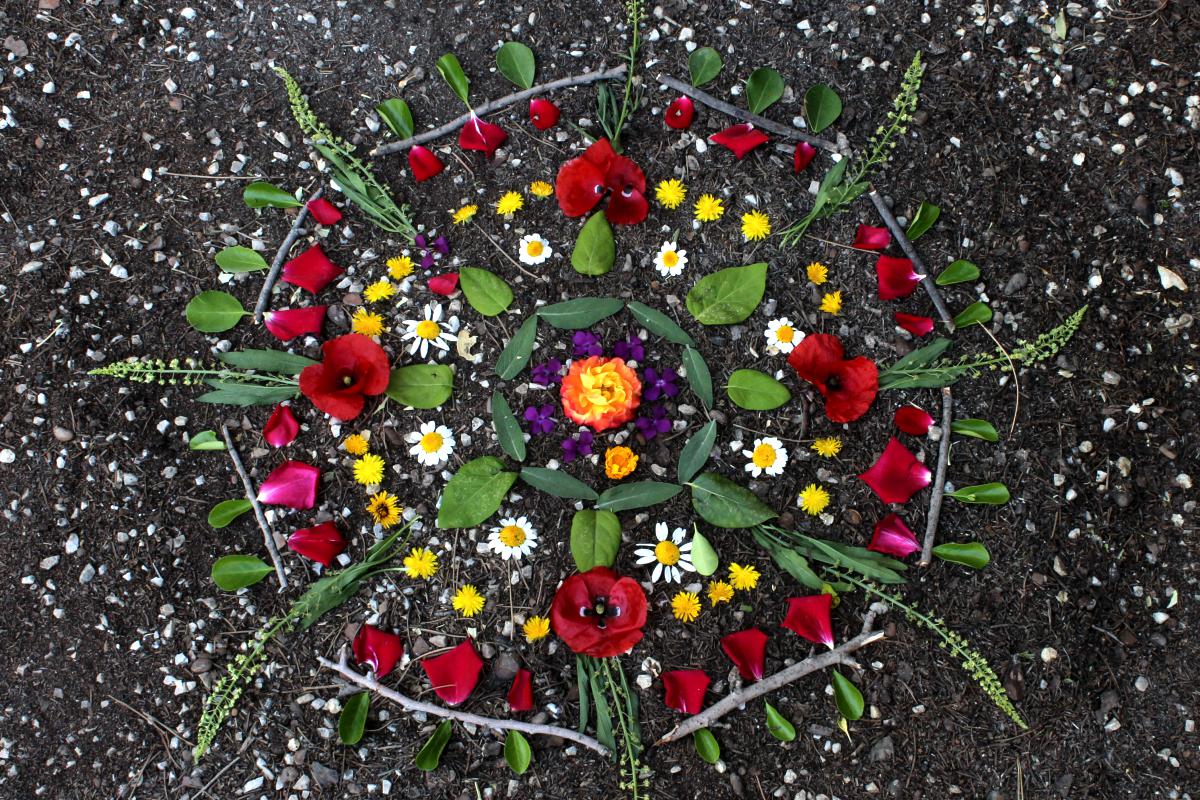 Mandala con flores para la celebración de Beltane