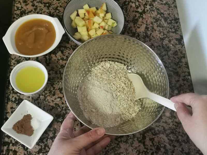 Mezclar copos y harina de avena