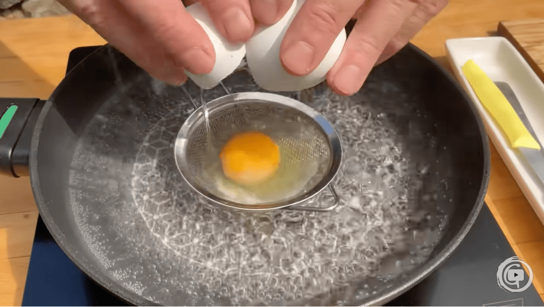 Guisantes de Temporada con Patatas y Huevo Escalfado