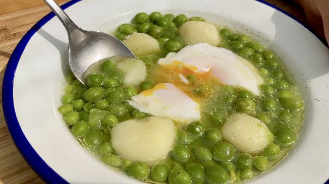 GUISANTES CON PATATAS Y HUEVO en Primavera