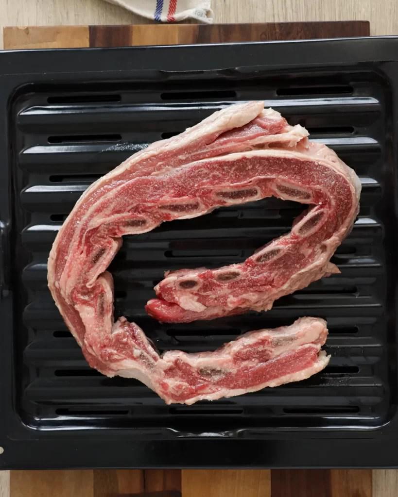 tira de asado sobre fuente