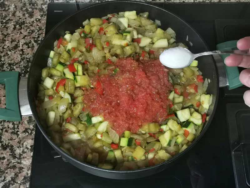 Tomate triturado y sal