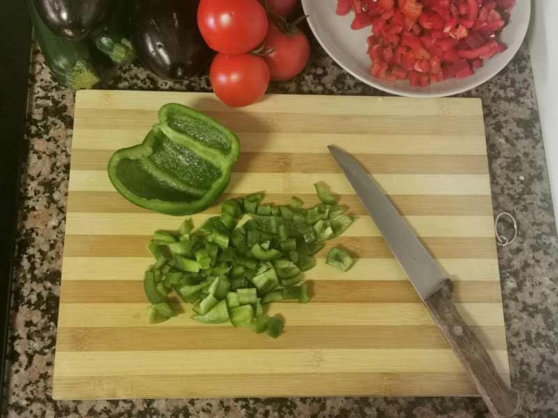 Pimeinto verde cortado