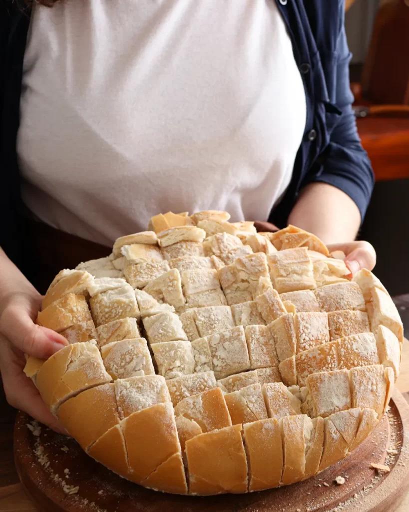 hogaza de pan cortada