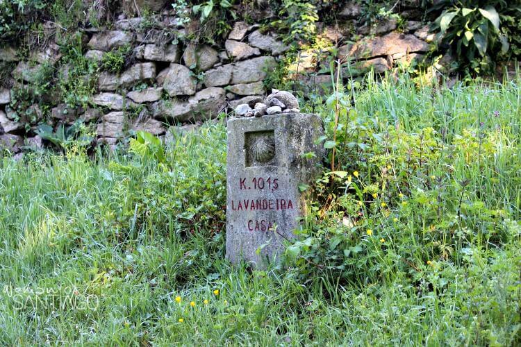 Foto de mojón del Camino de Santiago