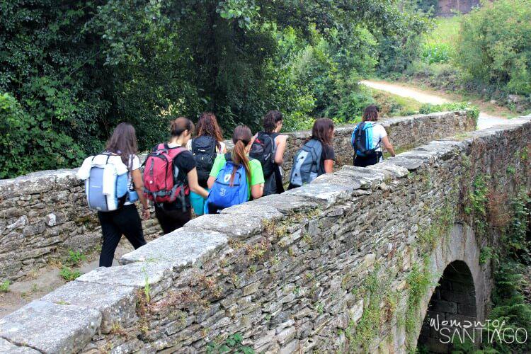 foto de peregrinas en el puente de aspera