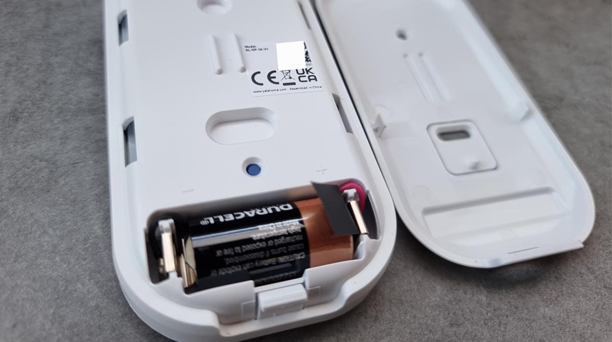 Todos los componentes del kit está alimentados por 1 batería Duracell con la excepción del Centro de Alarma Inteligente