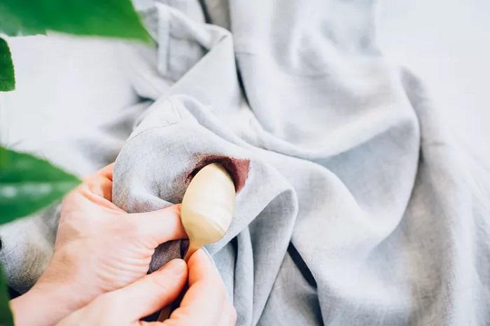 quitar-manchas-de-chocolate-con-detergente