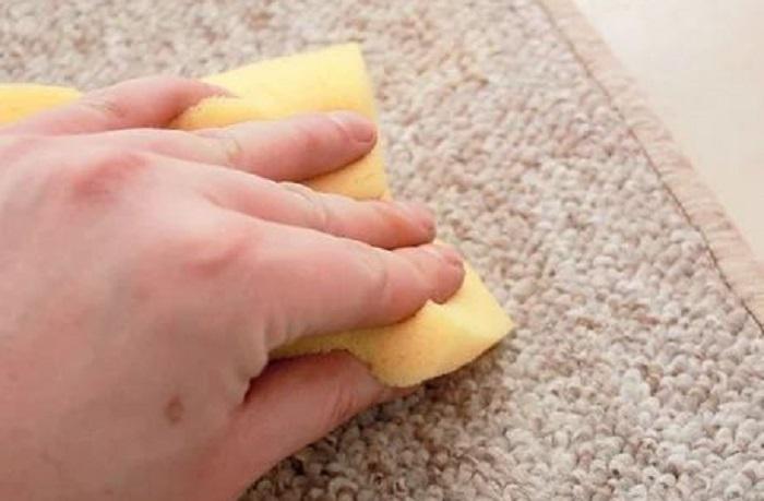 quitar-manchas-de-alfombras-y-muebles