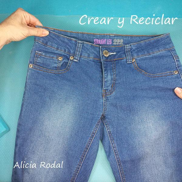 Todos tenemos en casa unos pantalones vaqueros o jeans que no usamos, porque nos quedan pequeños, están viejos o son de alguno de nuestros hijos pequeños, así que por qué no aprovecharlos para hacer una preciosa, práctica y funcional mochila como ésta.
