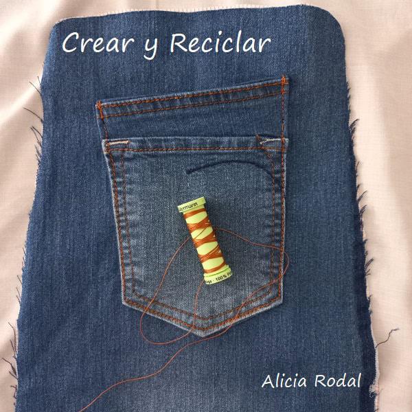 Todos tenemos en casa unos pantalones vaqueros o jeans que no usamos, porque nos quedan pequeños, están viejos o son de alguno de nuestros hijos pequeños, así que por qué no aprovecharlos para hacer una preciosa, práctica y funcional mochila como ésta.