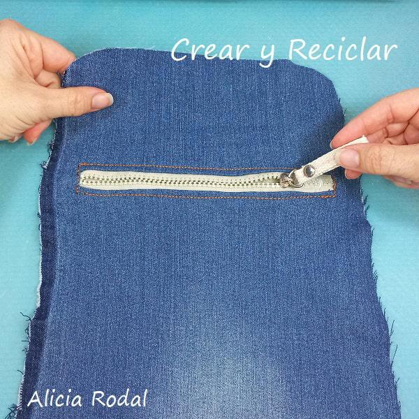 Todos tenemos en casa unos pantalones vaqueros o jeans que no usamos, porque nos quedan pequeños, están viejos o son de alguno de nuestros hijos pequeños, así que por qué no aprovecharlos para hacer una preciosa, práctica y funcional mochila como ésta.