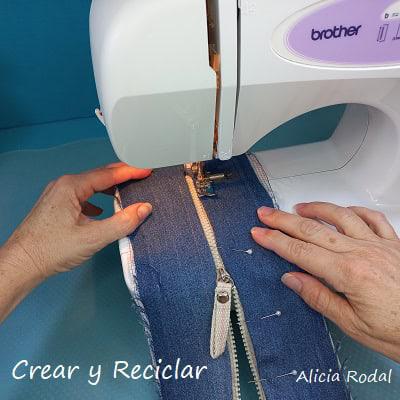 Todos tenemos en casa unos pantalones vaqueros o jeans que no usamos, porque nos quedan pequeños, están viejos o son de alguno de nuestros hijos pequeños, así que por qué no aprovecharlos para hacer una preciosa, práctica y funcional mochila como ésta.