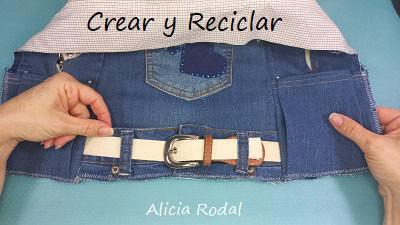 Todos tenemos en casa unos pantalones vaqueros o jeans que no usamos, porque nos quedan pequeños, están viejos o son de alguno de nuestros hijos pequeños, así que por qué no aprovecharlos para hacer una preciosa, práctica y funcional mochila como ésta.