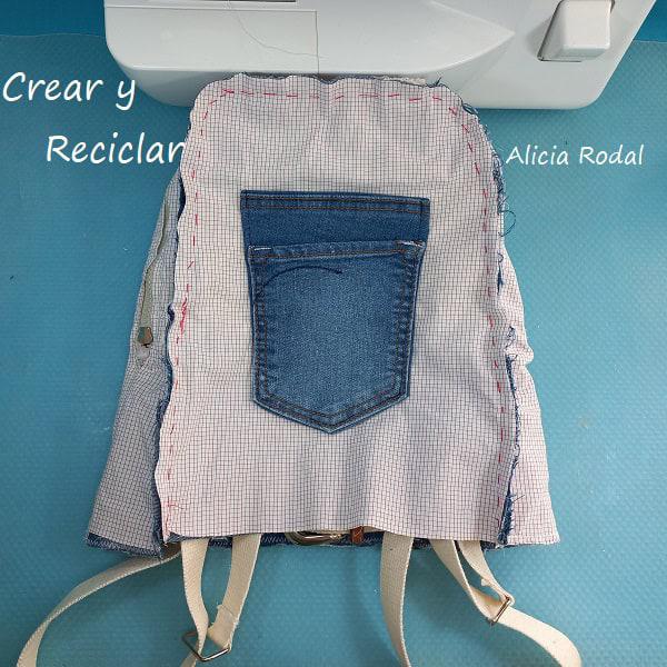 Todos tenemos en casa unos pantalones vaqueros o jeans que no usamos, porque nos quedan pequeños, están viejos o son de alguno de nuestros hijos pequeños, así que por qué no aprovecharlos para hacer una preciosa, práctica y funcional mochila como ésta.