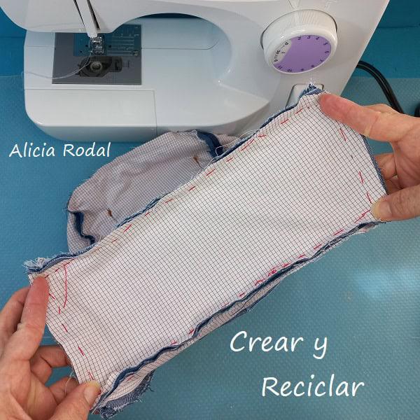 Todos tenemos en casa unos pantalones vaqueros o jeans que no usamos, porque nos quedan pequeños, están viejos o son de alguno de nuestros hijos pequeños, así que por qué no aprovecharlos para hacer una preciosa, práctica y funcional mochila como ésta.