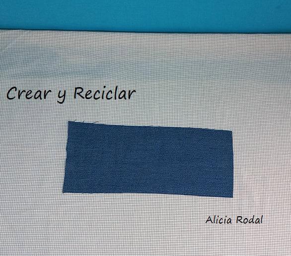 Todos tenemos en casa unos pantalones vaqueros o jeans que no usamos, porque nos quedan pequeños, están viejos o son de alguno de nuestros hijos pequeños, así que por qué no aprovecharlos para hacer una preciosa, práctica y funcional mochila como ésta.