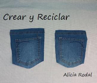 Todos tenemos en casa unos pantalones vaqueros o jeans que no usamos, porque nos quedan pequeños, están viejos o son de alguno de nuestros hijos pequeños, así que por qué no aprovecharlos para hacer una preciosa, práctica y funcional mochila como ésta.