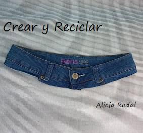 Todos tenemos en casa unos pantalones vaqueros o jeans que no usamos, porque nos quedan pequeños, están viejos o son de alguno de nuestros hijos pequeños, así que por qué no aprovecharlos para hacer una preciosa, práctica y funcional mochila como ésta.
