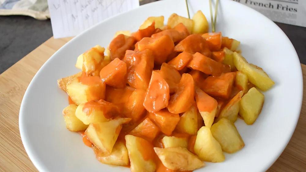 patatas bravas con salsa