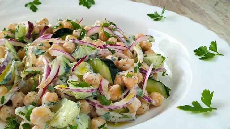 Ensalada de garbanzos con salsa de yogur