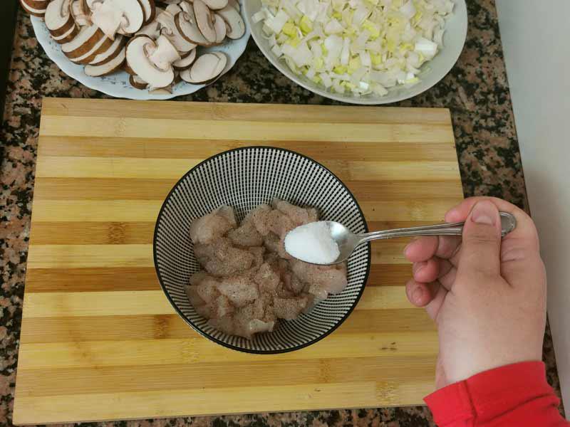 Pollo cortado salpimienta