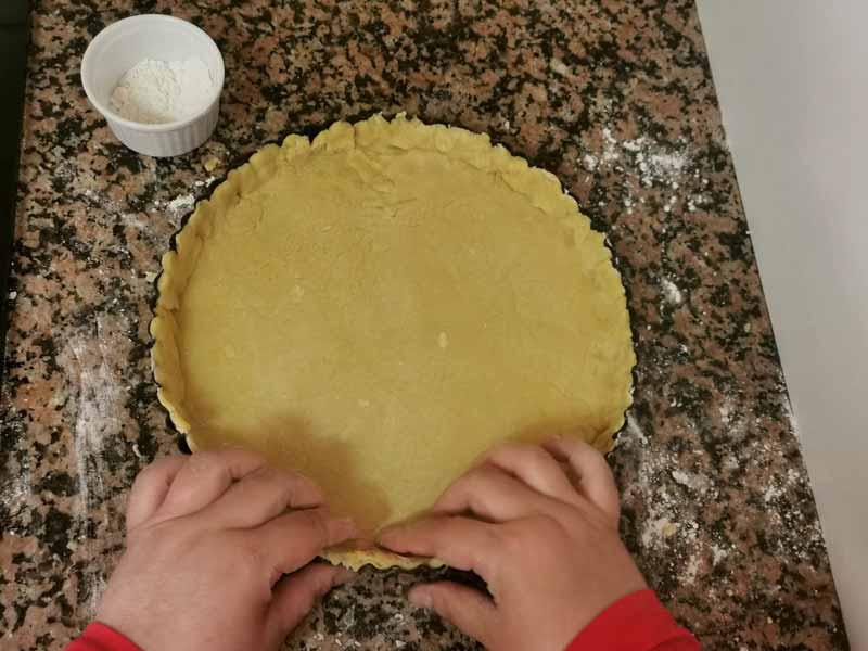 Forra molde con masa quebrada