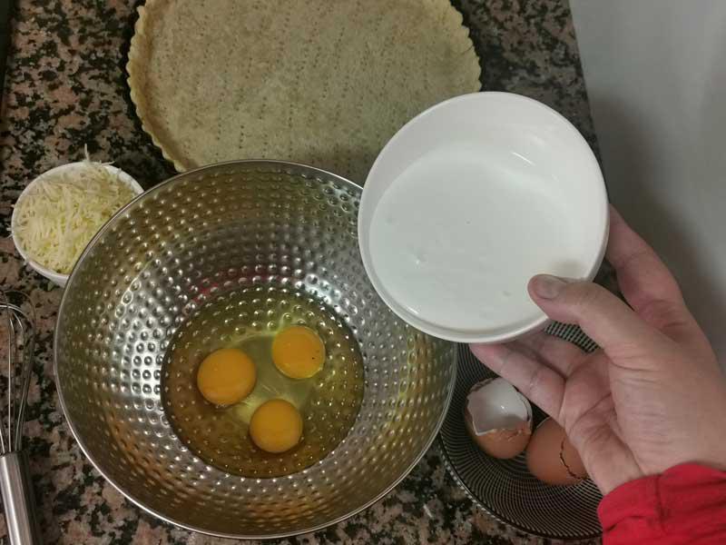 Huevos y nata (crema de leche)