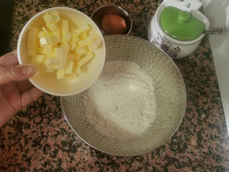 Harina y mantequilla al bol