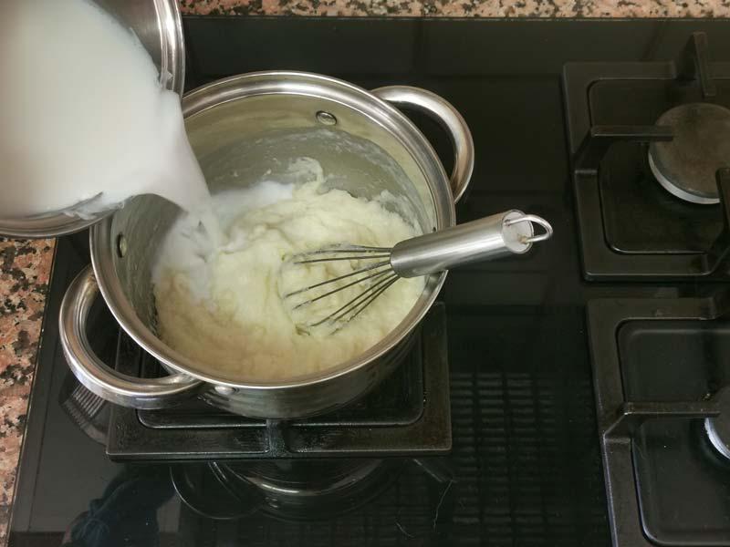 Echar leche caliente a la harina