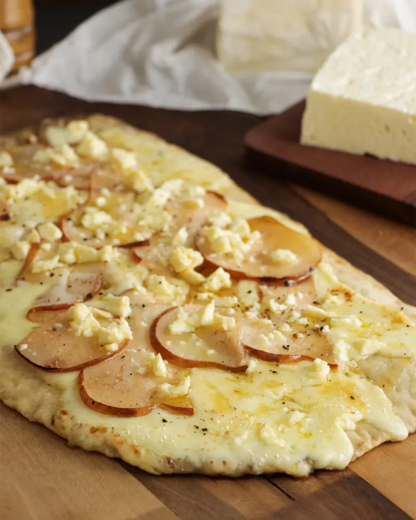 pizza a la parrilla con pera y queso