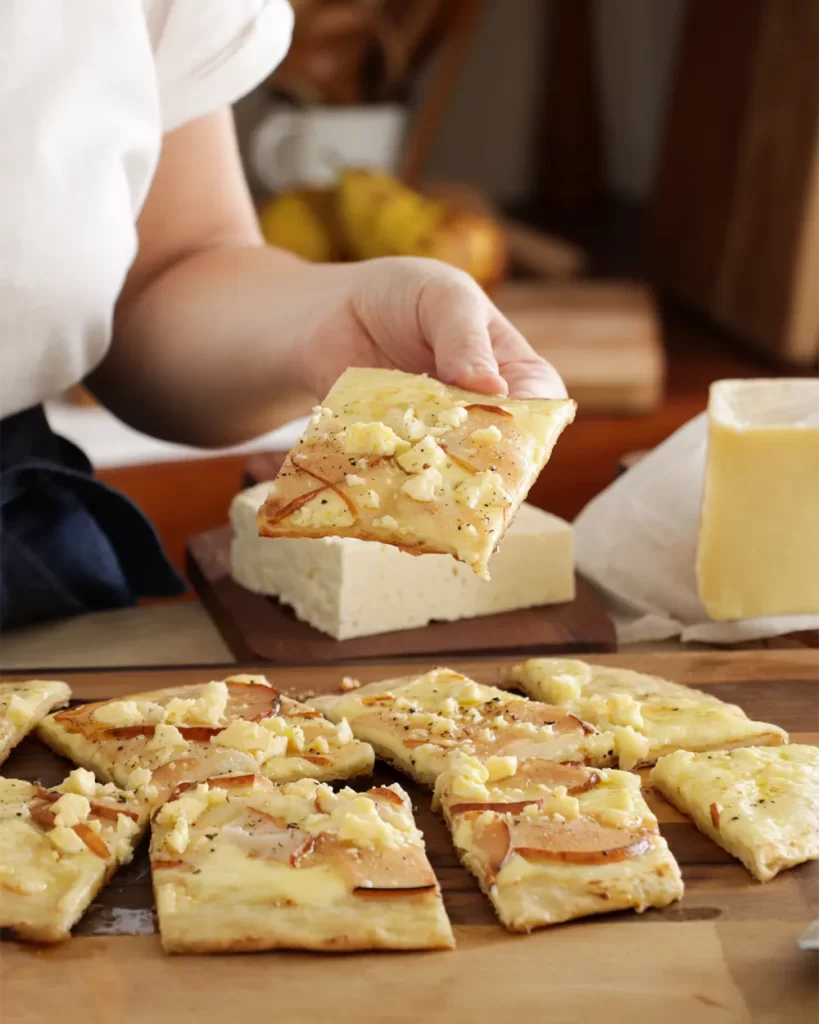 pizza a la parrilla con queso y pera