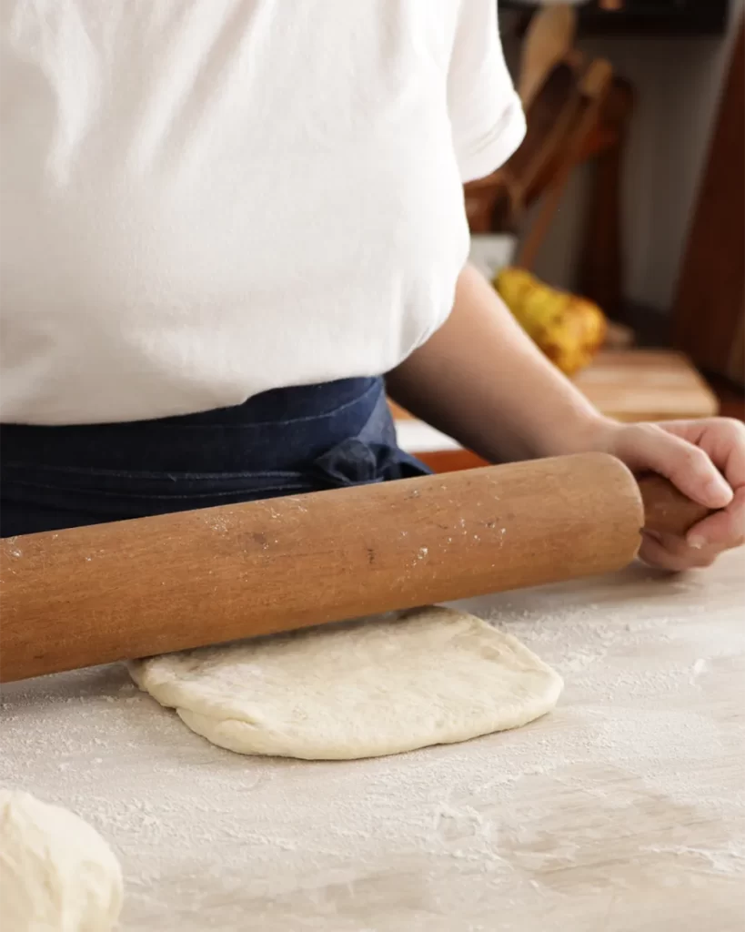 estirar masa para pizza