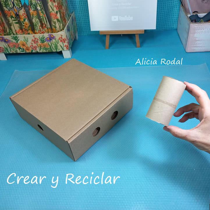 En este tutorial vamos a aprender a hacer lindas manualidades con caja de cartón: Crea tu propia caja de té para organizar y decorar tu casa. Y lo mejor de todo es que vamos a reutilizar materiales que todos tenemos en casa, para crear una bella decoración para nuestro hogar, al mismo tiempo que práctica y funcional. DIY