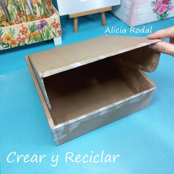 En este tutorial vamos a aprender a hacer lindas manualidades con caja de cartón: Crea tu propia caja de té para organizar y decorar tu casa. Y lo mejor de todo es que vamos a reutilizar materiales que todos tenemos en casa, para crear una bella decoración para nuestro hogar, al mismo tiempo que práctica y funcional. DIY