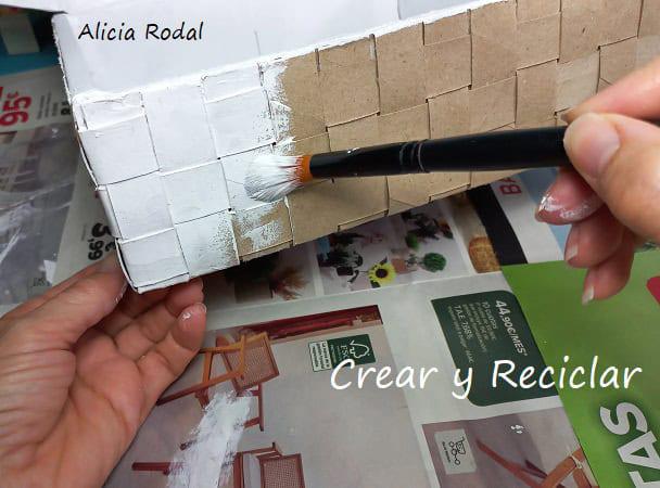 En este tutorial vamos a aprender a hacer lindas manualidades con caja de cartón: Crea tu propia caja de té para organizar y decorar tu casa. Y lo mejor de todo es que vamos a reutilizar materiales que todos tenemos en casa, para crear una bella decoración para nuestro hogar, al mismo tiempo que práctica y funcional. DIY