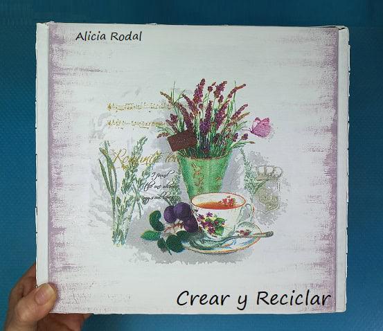 En este tutorial vamos a aprender a hacer lindas manualidades con caja de cartón: Crea tu propia caja de té para organizar y decorar tu casa. Y lo mejor de todo es que vamos a reutilizar materiales que todos tenemos en casa, para crear una bella decoración para nuestro hogar, al mismo tiempo que práctica y funcional. DIY