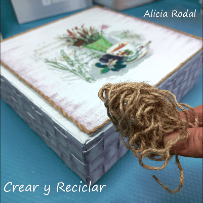 En este tutorial vamos a aprender a hacer lindas manualidades con caja de cartón: Crea tu propia caja de té para organizar y decorar tu casa. Y lo mejor de todo es que vamos a reutilizar materiales que todos tenemos en casa, para crear una bella decoración para nuestro hogar, al mismo tiempo que práctica y funcional. DIY