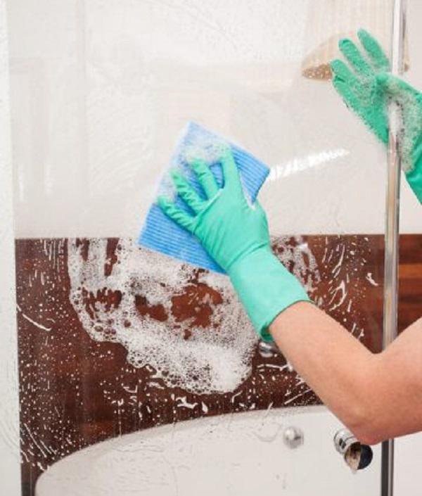 limpiar-mampara-de-manera-regular.j