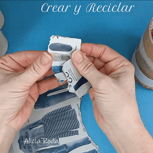 La cartapesta es una técnica que se utiliza para las manualidades, la artesanía y el bricolaje, y se trata simplemente de rasgar a mano trozos de papel para pegarlos sobre una superficie, para darle fuerza, resistencia, una forma diferente y un mejor acabado.