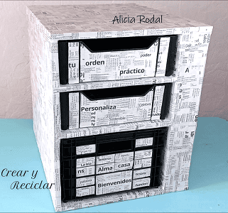 La cartapesta es una técnica que se utiliza para las manualidades, la artesanía y el bricolaje, y se trata simplemente de rasgar a mano trozos de papel para pegarlos sobre una superficie, para darle fuerza, resistencia, una forma diferente y un mejor acabado.