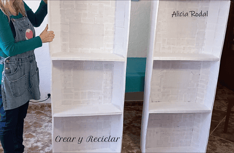 La cartapesta es una técnica que se utiliza para las manualidades, la artesanía y el bricolaje, y se trata simplemente de rasgar a mano trozos de papel para pegarlos sobre una superficie, para darle fuerza, resistencia, una forma diferente y un mejor acabado.