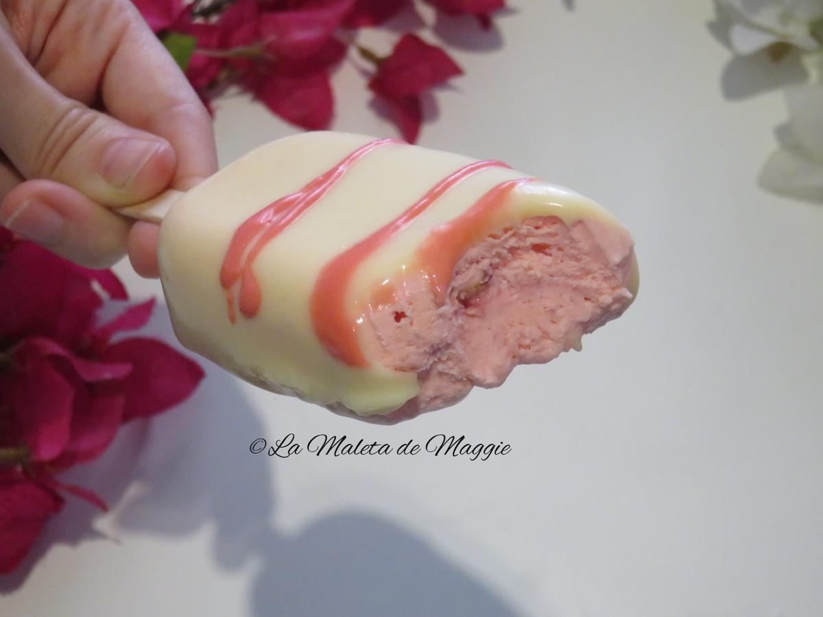 Helado de fresa y chocolate blanco